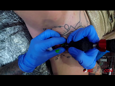 ❤️ Ekstremno tetovirana zgoda Sully Savage tetovirala se na klitorisu Seks kod nas ❌️